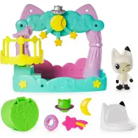 Spin Master Gabby's Dollhouse Gabby's Poppenhuis - Balkon - 8-delige speelset met speelgoedfiguren accessoires voor het poppenhuis - Stijlen kunnen variëren