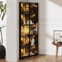 OKWISH Moderne Hoekvitrine – LED Glasvitrine – Met Deuren – Glazen Planken Met Warmgeel LED‑Licht – Voor Verzamelobjecten – 62x35x160 cm – MDF – Zwart