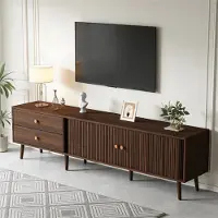 OKWISH TV-kast, lowboard met schuifdeuren en 2 lades. TV-meubel voor de woonkamer met opbergruimte voor televisies tot 80 inch, notenhoutkleur