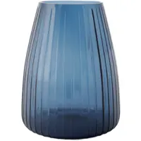 XLBoom DIM 2.0 Medium Blauw – Mondgeblazen glazen vaas met streeppatroon – Verkrijgbaar in Green | Blue | Grey – Tijdloze design vaas door Ann & GJ