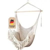 Intirilife Macrame katoenen hangstoel in beige met gefranjerde rand - Comfortabel, ruimtebesparend en ademend zitmeubel voor volwassenen en kinderen binnen en buiten