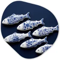 MuchoWow Organische wanddecoratie 60x60 cm - Organisch schilderij Vissen - Delfts - Blauw - Keramiek - Muurdecoratie woonkamer - Kamer decoratie - Schilderijen - Muurcirkel aesthetic