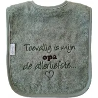 Funnies Groene (stone green) slab met "Toevallig is mijn opa de allerliefste" - babyshower, zwanger, cadeautje, kraamcadeau, grappig, geschenk, baby, tekst, groen, slabber, bavet