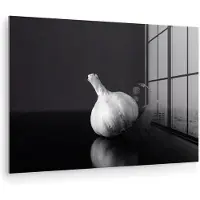 MuchoWow Glasschilderij 180x120 cm - Schilderij acrylglas - Knoflook - Zwart - Wit - Foto op glas - Muurdecoratie woonkamer - Wanddecoratie slaapkamer - Schilderijen
