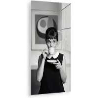 MuchoWow Glasschilderij 40x80 cm - Schilderij acrylglas - Portret - Thee - Vrouw - Foto op glas - Muurdecoratie woonkamer - Wanddecoratie slaapkamer - Schilderijen