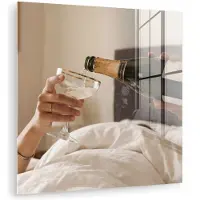 MuchoWow Glasschilderij 90x90 cm - Schilderij acrylglas - Champagne - Bed - Bubbels - Foto op glas - Muurdecoratie woonkamer - Wanddecoratie slaapkamer - Schilderijen
