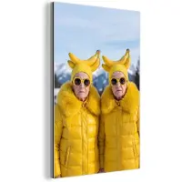 MuchoWow Aluminium schilderij 60x90 cm - Wanddecoratie metaal - Vrouwen - Bananen - Geel - Metalen muurdecoratie woonkamer - Decoratie industrieel - Foto op dibond - Industriële accessoires slaapkamer