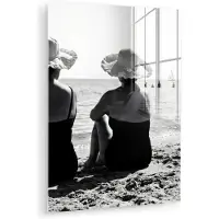 MuchoWow Glasschilderij 120x160 cm - Schilderij acrylglas - Vrouwen - Zonnehoed - Strand - Zwart - Wit - Foto op glas - Muurdecoratie woonkamer - Wanddecoratie slaapkamer - Schilderijen