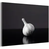 MuchoWow Aluminium schilderij 180x120 cm - Wanddecoratie metaal - Knoflook - Zwart - Wit - Metalen muurdecoratie woonkamer - Decoratie industrieel - Foto op dibond - Industriële accessoires slaapkamer