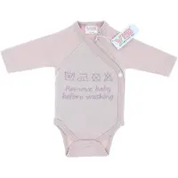 Vib - Overslag romper 'Remove baby before washing' - rose smoke (0-3 m) - Babykleertjes - romper - rompertjes - rompertjes met tekst - baby cadeau - baby aankondiging - overslagromper