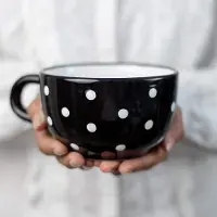 Unyqoos Handgemaakte keramische koffiemok met polka dots en groot handvat