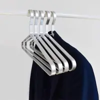 Unyqoos Set van 6 Luxe Metaalafwerking Kledinghangers met Slank Design voor Optimaal Ruimtegebruik in Kasten