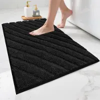 Unyqoos Zwarte waterabsorberende badmat met antislip voor badkamercomfort