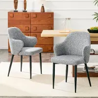 Kein Hersteller Set van 2 grijze stoelen met stoffen bekleding. Hoogte 83 cm, met kruisvormige metalen poten voor extra stabiliteit. Eetstoelen met een brede, omhullende rugleuning. Kleuren: zwart, grijs