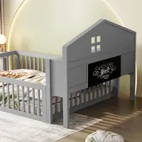 Laura Kinderbed 140x200 cm met huisframe, valbeveiliging, deur, opbergruimte en lattenbodem – houten vloerbed met krijtbord en hoofdbord met planken – grijs –