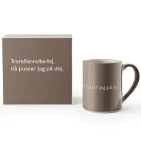 Design House Stockholm Astrid Lindgren mok, "Trarallanrallanlej" Zweedse tekst