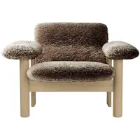 Audo Copenhagen Brasilia fauteuil low back Natural oak-Sahara sheepskin curly