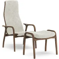 Swedese Lamino Fauteuil Met Voetenbank Natuurlijk Gelakt Hout / Shapenvacht Gebroken Wit - Fauteuils Walnoot Offwhite - 23001|V1151