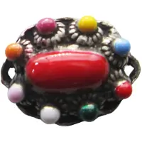 Zeeuws Meisje - ovaal zeeuws knoopje ong 1 cm breed, met twee kleine oogjes verzilverd met vrolijke multi colour emaille