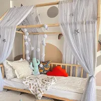 Markenlos Babybed met pompons en decoratieve sterren - 340 cm