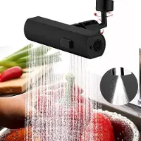OEM Driehoekige douchearmatuur met 360-graden draaibaar mondstuk, zwarte afwerking, en ontworpen voor water- en energie-efficiëntie in de keuken.