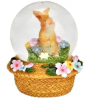 Wurm sneeuwbol konijntje met bloemen op voet in de vorm van een rieten hoed versierd met bloemen - Pasen - Paasdecoratie - Schudbol 6x4x4cm