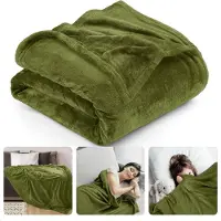 Cheqo XL Warme en Zachte Fleece Deken - 150 x 200 cm - Donkergroen - Fleece Deken - Fleece Plaid - Super Zacht - Plaid voor op de Bank - Bed - Woonkamer - Decoratie Plaid