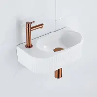 Qeramiq Fuente Fonteinset - 40x21.5x12cm - links - geribbeld - halfrond - 1 kraangat - keramiek - fonteinkraan geborsteld koper - afvoerplug - verlaagd sifon - wit mat