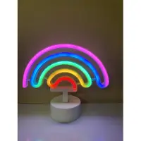 Impuls LED regenboog met neonlicht - meerkleurig neon licht - Op batterijen en USB - hoogte 20 x 22.5 x 8.5 cm - - Tafellamp - Nachtlamp - Decoratieve verlichting - Woonaccessoires