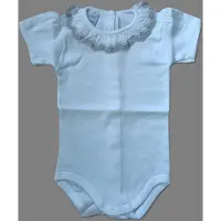 Babidu Romper/Body | Wit | Korte mouw | Katoenen ruche langs de hals met zandkleurig gehaakt randje| 1198|12 maand| maat 80