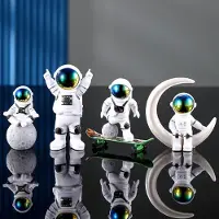 JeiibrZui Astronautenfiguren Set Van 4 - 5 Tot 8 Cm - Hars Ruimtedecoratie - Kleurverloop Design Voor Bureau Taart En Auto