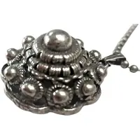 Zeeuws Meisje - Hanger bolle traditionele Zeeuwse knop zwaar verzilverd, 26 mm doorsnede, met bolletjesketting