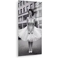MuchoWow Glasschilderij 60x120 cm - Schilderij acrylglas - Retro - Vrouw - Zwart - Wit - Foto op glas - Muurdecoratie woonkamer - Wanddecoratie slaapkamer - Schilderijen