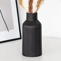 Famanu – Zwarte keramische bloemenvaas met getextureerd spiraalvormig ontwerp - moderne minimalistische decoratie voor thuis - woonkamer of kantoor - 25,5 cm