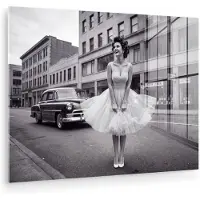 MuchoWow Glasschilderij 80x60 cm - Schilderij acrylglas - Retro - Vrouw - Zwart - Wit - Foto op glas - Muurdecoratie woonkamer - Wanddecoratie slaapkamer - Schilderijen