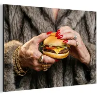 MuchoWow Aluminium schilderij 30x20 cm - Wanddecoratie metaal - Vrouw - Hamburger - Bontjas - Metalen muurdecoratie woonkamer - Decoratie industrieel - Foto op dibond - Industriële accessoires slaapkamer
