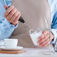 Famanu Melkschuimer Handheld voor koffie met standaard - handschuimer toverstaf, garde drankmixer mini schuimer voor cappuccino, frappe, matcha, warme chocolademelk, zilver/zwart