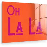 MuchoWow Glasschilderij 40x30 cm - Schilderij acrylglas - Oh la la - Oranje - Roze - Scheeflettertype - Foto op glas - Muurdecoratie woonkamer - Wanddecoratie slaapkamer - Schilderijen