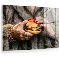 MuchoWow Glasschilderij 60x40 cm - Schilderij acrylglas - Vrouw - Hamburger - Bontjas - Foto op glas - Muurdecoratie woonkamer - Wanddecoratie slaapkamer - Schilderijen