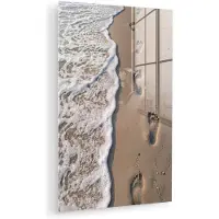 MuchoWow Glasschilderij 40x60 cm - Schilderij acrylglas - Voetstappen - Vloedlijn - Zee - Foto op glas - Muurdecoratie woonkamer - Wanddecoratie slaapkamer - Schilderijen