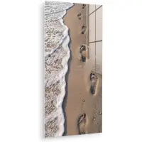 MuchoWow Glasschilderij 20x40 cm - Schilderij acrylglas - Voetstappen - Vloedlijn - Zee - Foto op glas - Muurdecoratie woonkamer - Wanddecoratie slaapkamer - Schilderijen