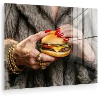 MuchoWow Glasschilderij 80x60 cm - Schilderij acrylglas - Vrouw - Hamburger - Bontjas - Foto op glas - Muurdecoratie woonkamer - Wanddecoratie slaapkamer - Schilderijen