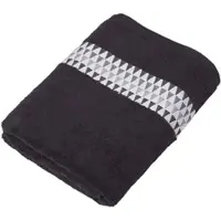 Homescapes Zwarte badhanddoek met rand en driehoekspatroon, 70 x 130 cm