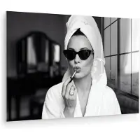 MuchoWow Glasschilderij 60x40 cm - Schilderij acrylglas - Zonnebril - Vrouw - Zwart - Wit - Foto op glas - Muurdecoratie woonkamer - Wanddecoratie slaapkamer - Schilderijen