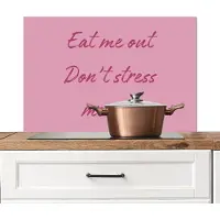 KitchenYeah Spatscherm keuken 80x55 cm - Kookplaat achterwand Eat me out don't stress me out - Roze - Handgeschreven - Muurbeschermer - Spatwand fornuis - Hoogwaardig aluminium