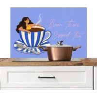 KitchenYeah Spatscherm keuken 90x60 cm - Kookplaat achterwand Mok - Koffie - Vrouw - Paars - Muurbeschermer - Spatwand fornuis - Hoogwaardig aluminium