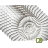 KitchenYeah Placemats - 6 stuks - 45x30 cm - Placemat kunststof - Schelp - Spiraal - Wit - Borden onderleggers - Decoratie voor op tafel - Keuken tafeldecoratie accessoires - Vinyl onderlegger - Tafelversiering