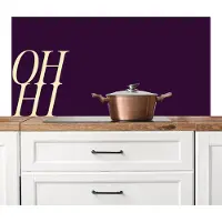 KitchenYeah Spatscherm keuken 120x60 cm - Kookplaat achterwand Oh hi - Paars - Cursief - Muurbeschermer - Spatwand fornuis - Hoogwaardig aluminium