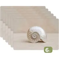 KitchenYeah Placemats - 6 stuks - 45x30 cm - Placemat kunststof - Schelp - Spiraal - Beige - Borden onderleggers - Decoratie voor op tafel - Keuken tafeldecoratie accessoires - Vinyl onderlegger - Tafelversiering