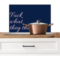 KitchenYeah Spatscherm keuken 60x40 cm - Kookplaat achterwand Fuck what they think - Blauw - Cursief - Muurbeschermer - Spatwand fornuis - Hoogwaardig aluminium